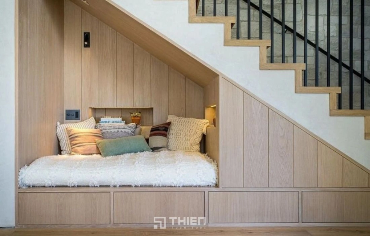 góc nghỉ ngơi dưới gầm cầu thang